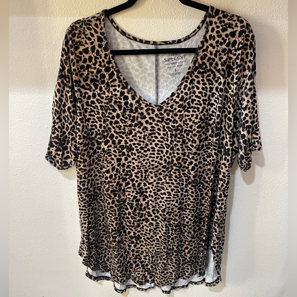 Torrid leopard pattern V-neck Hi-low tee, size 3X